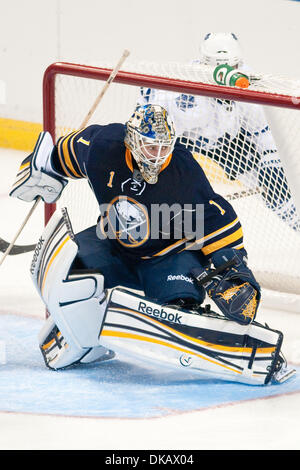 24 septembre 2011 - Buffalo, New York, États-Unis - Sabres de Buffalo gardien Jhonas Enroth (# 1) en action lors d'un match pré-saison contre les Maple Leafs de Toronto au First Niagara Center. Buffalo a gagné le match 3-2. (Crédit Image : © Mark Konezny/ZUMAPRESS.com) Southcreek/mondial Banque D'Images