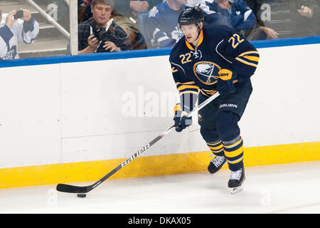 24 septembre 2011 - Buffalo, New York, États-Unis - Sabres de Buffalo droit wingBrad Boyes (# 22) patins avec la rondelle dans un match pré-saison contre les Toronto Maple au First Niagara Center. Buffalo a gagné le match 3-2. (Crédit Image : © Mark Konezny/ZUMAPRESS.com) Southcreek/mondial Banque D'Images