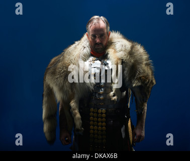 Portrait de studio de gladiator le port de fourrure de loup Banque D'Images