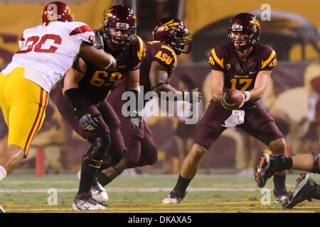 24 septembre 2011 : Arizona State quarterback Brock Osweiler # 17 en action lors d'un match de football entre les NCAA Arizona State Sun Devils de l'université et de l'USC Trojans au Sun Devil Stadium de Tempe, Arizona, remporté par les Sun Devils, 43-22.(Image Crédit : © Max Simbron/Cal/ZUMAPRESS.com) Media Sport Banque D'Images