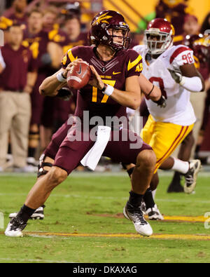 24 septembre 2011 : Arizona State quarterback Brock Osweiler # 17 en action lors d'un match de football entre les NCAA Arizona State Sun Devils de l'université et de l'USC Trojans au Sun Devil Stadium de Tempe, Arizona, remporté par les Sun Devils, 43-22.(Image Crédit : © Max Simbron/Cal/ZUMAPRESS.com) Media Sport Banque D'Images