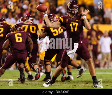 24 septembre 2011 : Arizona State quarterback Brock Osweiler # 17 en action lors d'un match de football entre les NCAA Arizona State Sun Devils de l'université et de l'USC Trojans au Sun Devil Stadium de Tempe, Arizona, remporté par les Sun Devils, 43-22.(Image Crédit : © Max Simbron/Cal/ZUMAPRESS.com) Media Sport Banque D'Images