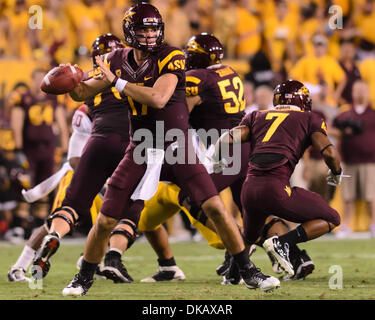 24 septembre 2011 : Arizona State quarterback Brock Osweiler # 17 en action lors d'un match de football entre les NCAA Arizona State Sun Devils de l'université et de l'USC Trojans au Sun Devil Stadium de Tempe, Arizona, remporté par les Sun Devils, 43-22.(Image Crédit : © Max Simbron/Cal/ZUMAPRESS.com) Media Sport Banque D'Images