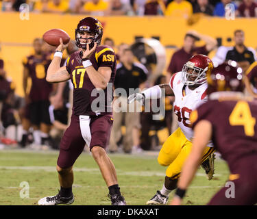 24 septembre 2011 : Arizona State quarterback Brock Osweiler # 17 en action lors d'un match de football entre les NCAA Arizona State Sun Devils de l'université et de l'USC Trojans au Sun Devil Stadium de Tempe, Arizona, remporté par les Sun Devils, 43-22.(Image Crédit : © Max Simbron/Cal/ZUMAPRESS.com) Media Sport Banque D'Images