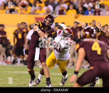 24 septembre 2011 : Arizona State quarterback Brock Osweiler # 17 en action lors d'un match de football entre les NCAA Arizona State Sun Devils de l'université et de l'USC Trojans au Sun Devil Stadium de Tempe, Arizona, remporté par les Sun Devils, 43-22.(Image Crédit : © Max Simbron/Cal/ZUMAPRESS.com) Media Sport Banque D'Images