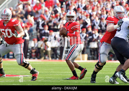 24 septembre 2011 - Columbus, Ohio, États-Unis - Ohio State Buckeyes quarterback Braxton Miller (5) passe de la poche derrière Ohio State Buckeyes offensive ligne Michael Brewster (50) et l'offensive ligne Buckeyes Jack Mewhort (74) au deuxième trimestre du jeu entre le Colorado et l'état de l'Ohio à l'Ohio Stadium, Columbus, Ohio. La défaite de l'état de l'Ohio Californie 37-17. (Crédit Image : © Sco Banque D'Images