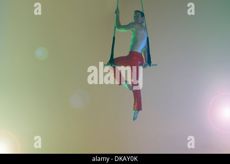 Artiste trapèze trapèze assis sur Banque D'Images