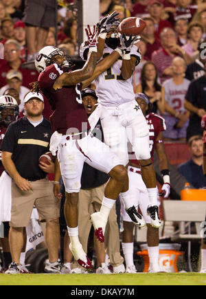 24 septembre 2011 - Columbia, Caroline du Sud, États-Unis - Caroline du Sud Gamecocks Stephon évoluait Gilmore (5) passe à lutter pour la balle contre Vanderbilt Commodores receveur Jonathan Krause (17). South Carolina Gamecocks Stephon évoluait Gilmore (5) a été récompensé par une interception lors de la Vanderbilt vs Caroline du Sud match de football. Le Gamecocks vaincre les commodores 2 Banque D'Images