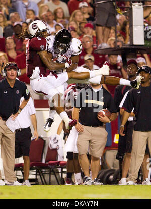 24 septembre 2011 - Columbia, Caroline du Sud, États-Unis - Caroline du Sud Gamecocks Stephon évoluait Gilmore (5) passe à lutter pour la balle contre Vanderbilt Commodores receveur Jonathan Krause (17). South Carolina Gamecocks Stephon évoluait Gilmore (5) a été récompensé par une interception lors de la Vanderbilt vs Caroline du Sud match de football. Le Gamecocks vaincre les commodores 2 Banque D'Images