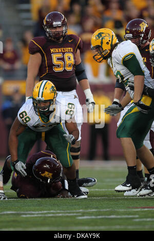 24 septembre 2011 - Minneapolis, Minnesota, États-Unis - les Bisons de l'Université d'État du Dakota du Nord, s'attaquer à Leevon défensif Perry (69) s'attaque à l'Université de Minnesota Gophers quarterback MarQueis Gray (5) à la partie de football entre North Dakota State University et l'Université du Minnesota Gophers. North Dakota State a gagné le match 37-24. (Crédit Image : © Steve/Kotvis ZUMAPRES Southcreek/mondial Banque D'Images