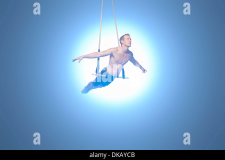 L'homme en équilibre sur trapeze Banque D'Images
