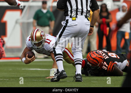 25 septembre 2011 - Cincinnati, Ohio, États-Unis - San Francisco 49ers quarterback Alex Smith (11) est pris en bas par la défensive des Bengals de Cincinnati s'attaquer à Geno Atkins (97) dans la NFL football match entre les San Francisco 49ers et les Cincinnati Bengals de Cincinnati, OH. Les 49ers défait les Bengals 13-8. (Crédit Image : © John Longo/ZUMAPRESS.com) Southcreek/mondial Banque D'Images