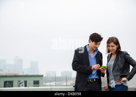 Couple sur les toits de la ville partagée des boules quies Banque D'Images