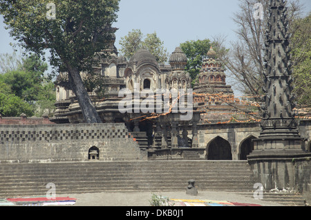 Avis de Dakshin Kashi Mandir. Mahuli Sangam. Satara. L'État du Maharashtra. L'Inde Banque D'Images