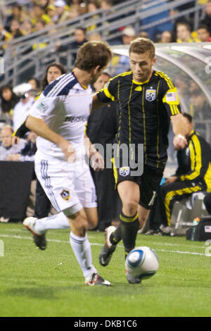 24 septembre 2011 - Columbus, Ohio, États-Unis - Columbus Crew Robbie Rogers au poste (18) déplace la balle sur la galaxie de Los Angeles l'avant Mike Magee (18)Le match entre les Los Angeles Galaxy et Columbus Crew Stadium, l'équipage à Columbus, Ohio. Los Angeles a battu Columbus 1-0 avec un but en plus de temps. (Crédit Image : © Scott Stuart/ZUMAPRESS.com) Southcreek/mondial Banque D'Images