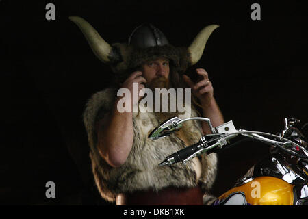 Septembre 25, 2011 - Minneapolis, Minnesota, États-Unis - 'RAGNAR LE VIKING' (Joe) JURANITCH s'apprête à monter sa moto au lancement des Minnesota Vikings jeu par rapport aux Lions de Détroit au Metrodome, Minneapolis, Minnesota, 25 septembre 2011. Ragnar a fait des apparitions régulières au jeux Vikings depuis 1994. Les Lions de Détroit battre les Vikings du Minnesota 26-23. (Crédit Image : © Je Banque D'Images