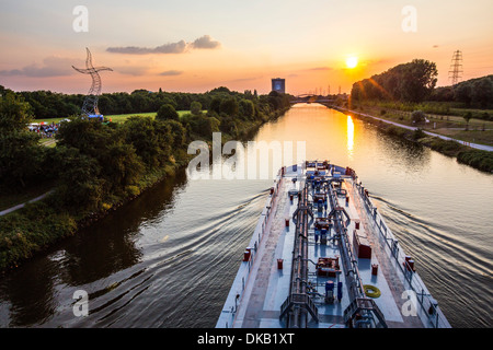 Navire de fret à bord d'un canal. Rhine-Herne-canal, la voie navigable relie Rhin avec certains ports intérieurs en Allemagne de l'ouest. Banque D'Images