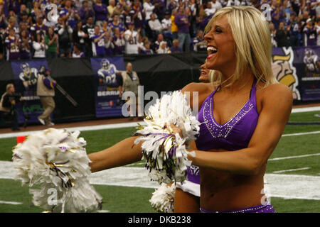 Septembre 25, 2011 - Minneapolis, Minnesota, États-Unis - un Viking du Minnesota cheerleader encourage la foule au Mall of America Field dans le Metrodome. Les Lions de Détroit battre les Vikings du Minnesota 26-23. (Crédit Image : © Breningstall ZUMAPRESS.com)/Jeremy Banque D'Images