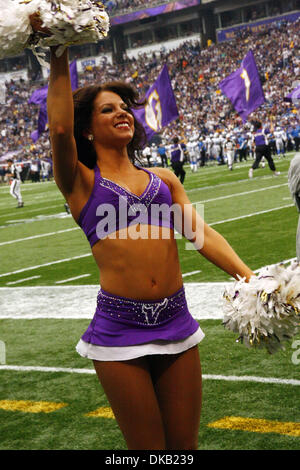 Septembre 25, 2011 - Minneapolis, Minnesota, États-Unis - un Viking du Minnesota cheerleader encourage la foule au Mall of America Field dans le Metrodome. Les Lions de Détroit battre les Vikings du Minnesota 26-23. (Crédit Image : © Breningstall ZUMAPRESS.com)/Jeremy Banque D'Images