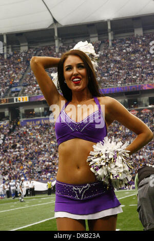 Septembre 25, 2011 - Minneapolis, Minnesota, États-Unis - un Viking du Minnesota cheerleader encourage la foule au Mall of America Field dans le Metrodome. Les Lions de Détroit battre les Vikings du Minnesota 26-23. (Crédit Image : © Breningstall ZUMAPRESS.com)/Jeremy Banque D'Images