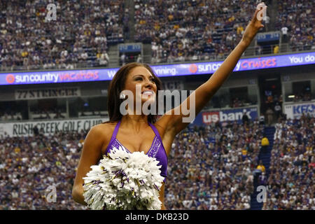 Septembre 25, 2011 - Minneapolis, Minnesota, États-Unis - un Viking du Minnesota cheerleader encourage la foule au Mall of America Field dans le Metrodome. Les Lions de Détroit battre les Vikings du Minnesota 26-23. (Crédit Image : © Breningstall ZUMAPRESS.com)/Jeremy Banque D'Images