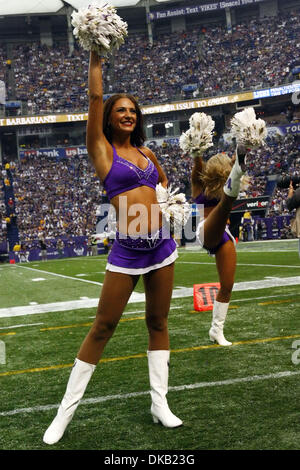 Septembre 25, 2011 - Minneapolis, Minnesota, États-Unis - un Viking du Minnesota cheerleader encourage la foule au Mall of America Field dans le Metrodome. Les Lions de Détroit battre les Vikings du Minnesota 26-23. (Crédit Image : © Breningstall ZUMAPRESS.com)/Jeremy Banque D'Images