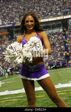 Septembre 25, 2011 - Minneapolis, Minnesota, États-Unis - un Viking du Minnesota cheerleader encourage la foule au Mall of America Field dans le Metrodome. Les Lions de Détroit battre les Vikings du Minnesota 26-23. (Crédit Image : © Breningstall ZUMAPRESS.com)/Jeremy Banque D'Images