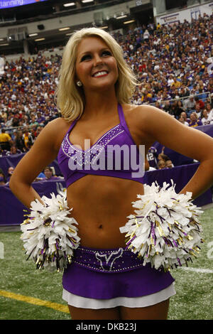 Septembre 25, 2011 - Minneapolis, Minnesota, États-Unis - un Viking du Minnesota cheerleader encourage la foule au Mall of America Field dans le Metrodome. Les Lions de Détroit battre les Vikings du Minnesota 26-23. (Crédit Image : © Breningstall ZUMAPRESS.com)/Jeremy Banque D'Images