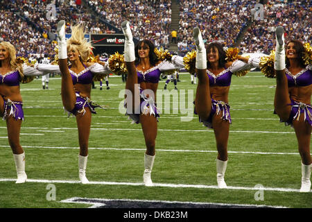 Septembre 25, 2011 - Minneapolis, Minnesota, États-Unis - un Viking du Minnesota cheerleader encourage la foule au Mall of America Field dans le Metrodome. Les Lions de Détroit battre les Vikings du Minnesota 26-23. (Crédit Image : © Breningstall ZUMAPRESS.com)/Jeremy Banque D'Images