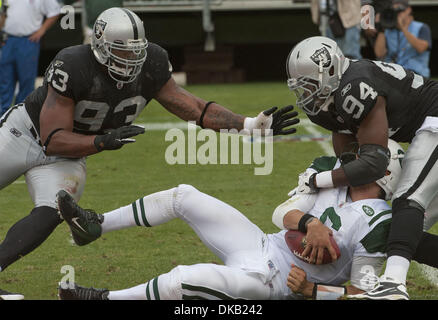 25 septembre 2011 - Oakland, CA, USA - Oakland Raiders vs New York Jets à O.co Coliseum Dimanche 25 Septembre, 2011. Oakland Raiders attaquer défensive Tommy Kelly (93) et défensive fin Moss (Jarvis 94) Sac New York Jets quarterback Mark Sanchez (6)..Raiders Jets battre 34-24 (crédit Image : © Al/ZUMAPRESS.com) Golub Banque D'Images