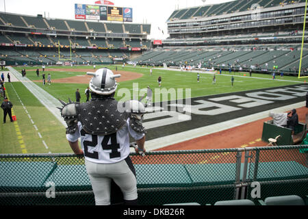 25 septembre 2011 - Oakland, Californie, États-Unis - Un ventilateur Raiders avant le match de la NFL entre les Jets de New York et l'Oakland Raiders chez O.co Coliseum à Oakland, CA. Les raiders sont venus de l'arrière pour battre les Jets 34-24. (Crédit Image : © Matt Cohen/ZUMAPRESS.com) Southcreek/mondial Banque D'Images