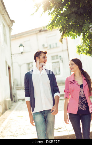 Couple in street, Skopje, Macédoine Banque D'Images