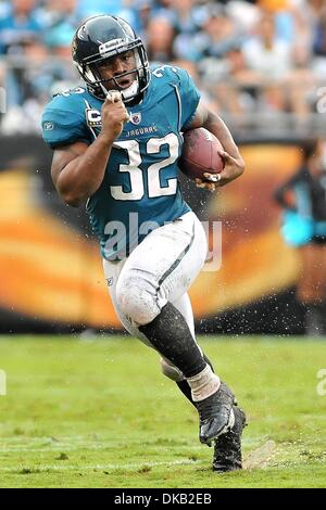 25 septembre 2011 - Charlotte, Caroline du Nord, États-Unis - Jacksonville Jaguars Maurice Jones-Drew running back (32)pendant le jeu.défaite des Panthers Jaguars 16-10 à la Bank of America Stadium à Charlotte en Caroline du Nord. (Crédit Image : © Anthony Barham/global/ZUMAPRESS.com) Southcreek Banque D'Images