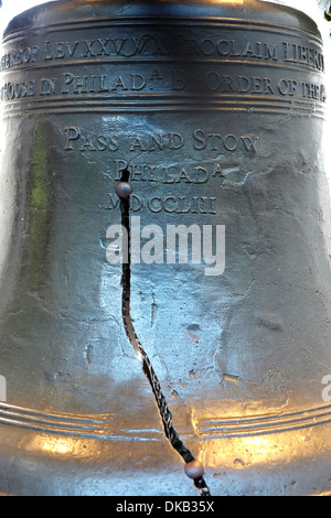 A proximité de la grande fissure sur la Liberty Bell de Philadelphie, Pennsylvanie. Banque D'Images