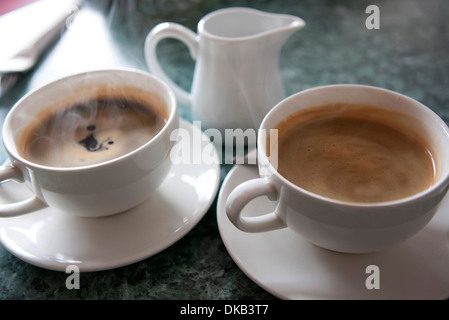 La vapeur tasses de café noir chaud Banque D'Images