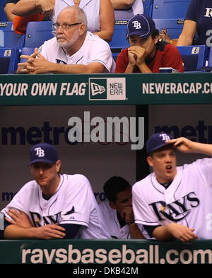 28 septembre 2011 - St.Petersburg, Floride, États-Unis - Tampa Bay Rays fans Scott et Courtland Samuels de St.Petersburg, FL regarder anxieusement pendant un match entre les Rays de Tampa Bay et les Yankees de New York au Tropicana Field. (Crédit Image : © Luke Johnson/ZUMApress.com) Southcreek/mondial Banque D'Images