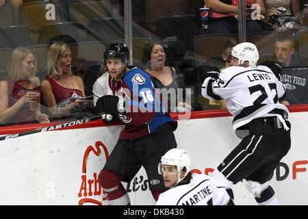 28 septembre 2011 - Denver, Colorado, États-Unis - Colorado Avalanche Centre Jay McClement (16) et Los Angeles Kings center Trevor Lewis (22) slam dans le verre au Centre Pepsi surprenant les spectateurs dans la rangée avant. L'Avalanche du Colorado a accueilli les Kings de Los Angeles le Pepsi Center de Denver, CO (Image Crédit : © Isaiah Downing/global/ZUMApress.com) Southcreek Banque D'Images