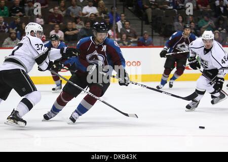 28 septembre 2011 - Denver, Colorado, États-Unis - Colorado Avalanche Centre Jay McClement (16) déplace le pointeur passé Kings de Los Angeles, le défenseur Thomas Hickey (37) au cours de la deuxième période. L'Avalanche du Colorado a accueilli les Kings de Los Angeles le Pepsi Center de Denver, CO (Image Crédit : © Isaiah Downing/global/ZUMApress.com) Southcreek Banque D'Images