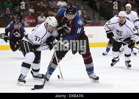 28 septembre 2011 - Denver, Colorado, États-Unis - Colorado Avalanche Centre Jay McClement (16) déplace le pointeur passé Kings de Los Angeles, le défenseur Thomas Hickey (37) au cours de la deuxième période. L'Avalanche du Colorado a accueilli les Kings de Los Angeles le Pepsi Center de Denver, CO (Image Crédit : © Isaiah Downing/global/ZUMApress.com) Southcreek Banque D'Images