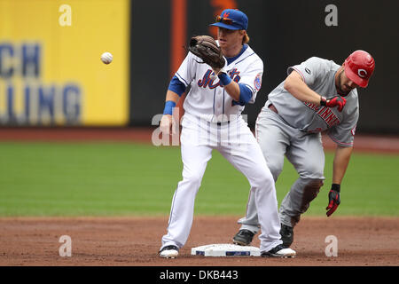 28 septembre 2011 - Flushing, New York, UNITED STATES - le voltigeur des Reds de Cincinnati Chris Heisey (28) glisse dans Nouvelle York Mets le deuxième but Justin Turner (2) dans la deuxième manche au Citi Field, rinçage, dans l'état de crédit (Image : © Debby Wong/ZUMAPRESS.com) Southcreek/mondial Banque D'Images