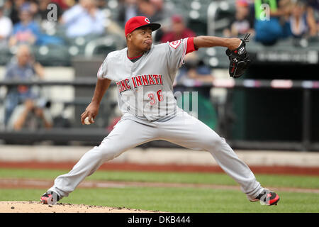 28 septembre 2011 - Flushing, New York, UNITED STATES - Cincinnati Reds pitcher Edinson Volquez départ (36) emplacements dans la deuxième manche contre les Mets de New York au Citi Field, rinçage, dans l'état de crédit (Image : © Debby Wong/ZUMAPRESS.com) Southcreek/mondial Banque D'Images