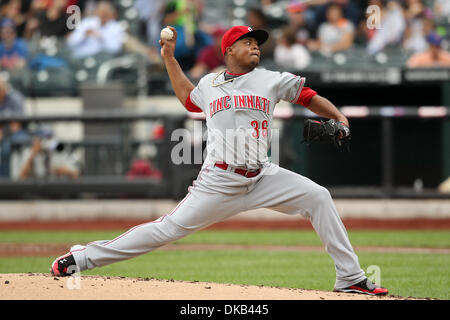 28 septembre 2011 - Flushing, New York, UNITED STATES - Cincinnati Reds pitcher Edinson Volquez départ (36) emplacements dans la deuxième manche contre les Mets de New York au Citi Field, rinçage, dans l'état de crédit (Image : © Debby Wong/ZUMAPRESS.com) Southcreek/mondial Banque D'Images