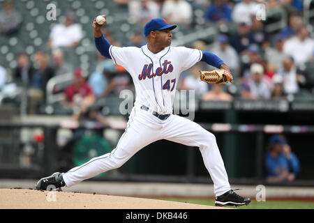 28 septembre 2011 - Flushing, New York, États-Unis - New York Mets relief pitcher Miguel Batista (47) emplacements en première manche contre les Reds de Cincinnati au Citi Field, rinçage, dans l'état de crédit (Image : © Debby Wong/ZUMAPRESS.com) Southcreek/mondial Banque D'Images