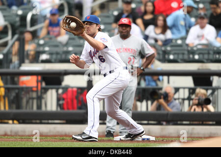 28 septembre 2011 - Flushing, New York, États-Unis - New York Mets joueur Nick Evans (6) champs a jeté dans la première manche contre les Reds de Cincinnati au Citi Field, rinçage, dans l'état de crédit (Image : © Debby Wong/ZUMAPRESS.com) Southcreek/mondial Banque D'Images