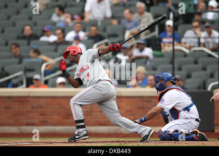 28 septembre 2011 - Flushing, New York, UNITED STATES - Cincinnati Reds shortstop Edgar Renteria (16) des célibataires à champ central en première manche contre les Mets de New York au Citi Field, rinçage, dans l'état de crédit (Image : © Debby Wong/ZUMAPRESS.com) Southcreek/mondial Banque D'Images