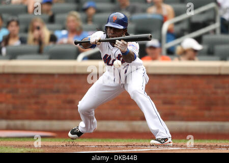 28 septembre 2011 - Flushing, New York, États-Unis - New York Mets l'arrêt-court Jose Reyes (7) bunts en première manche contre les Reds de Cincinnati au Citi Field, rinçage, dans l'état de crédit (Image : © Debby Wong/ZUMAPRESS.com) Southcreek/mondial Banque D'Images