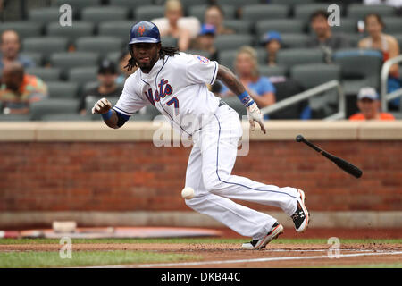 28 septembre 2011 - Flushing, New York, États-Unis - New York Mets l'arrêt-court Jose Reyes (7) bunts en première manche contre les Reds de Cincinnati au Citi Field, rinçage, dans l'état de crédit (Image : © Debby Wong/ZUMAPRESS.com) Southcreek/mondial Banque D'Images