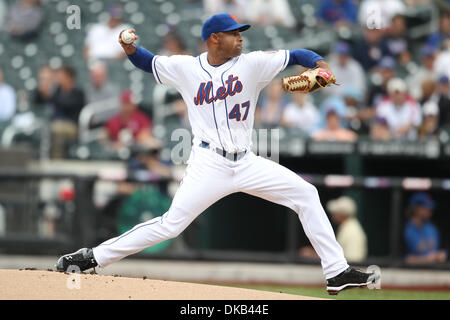 28 septembre 2011 - Flushing, New York, États-Unis - New York Mets relief pitcher Miguel Batista (47) emplacements en première manche contre les Reds de Cincinnati au Citi Field, rinçage, dans l'état de crédit (Image : © Debby Wong/ZUMAPRESS.com) Southcreek/mondial Banque D'Images