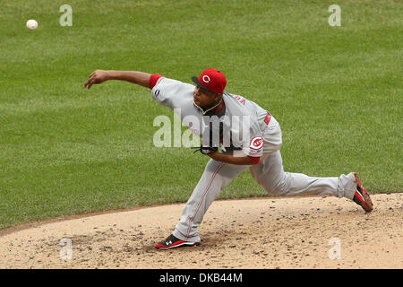 28 septembre 2011 - Flushing, New York, UNITED STATES - Cincinnati Reds pitcher Edinson Volquez départ (36) emplacements en sixième manche contre les Mets de New York au Citi Field, rinçage, dans l'état de défaite Mets les rouges 3-0. (Crédit Image : © Debby Wong/ZUMAPRESS.com) Southcreek/mondial Banque D'Images