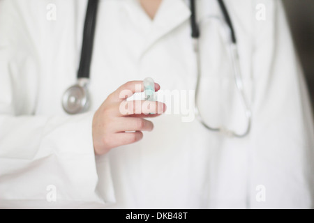 Close up studio shot of female doctor holding syringe Banque D'Images